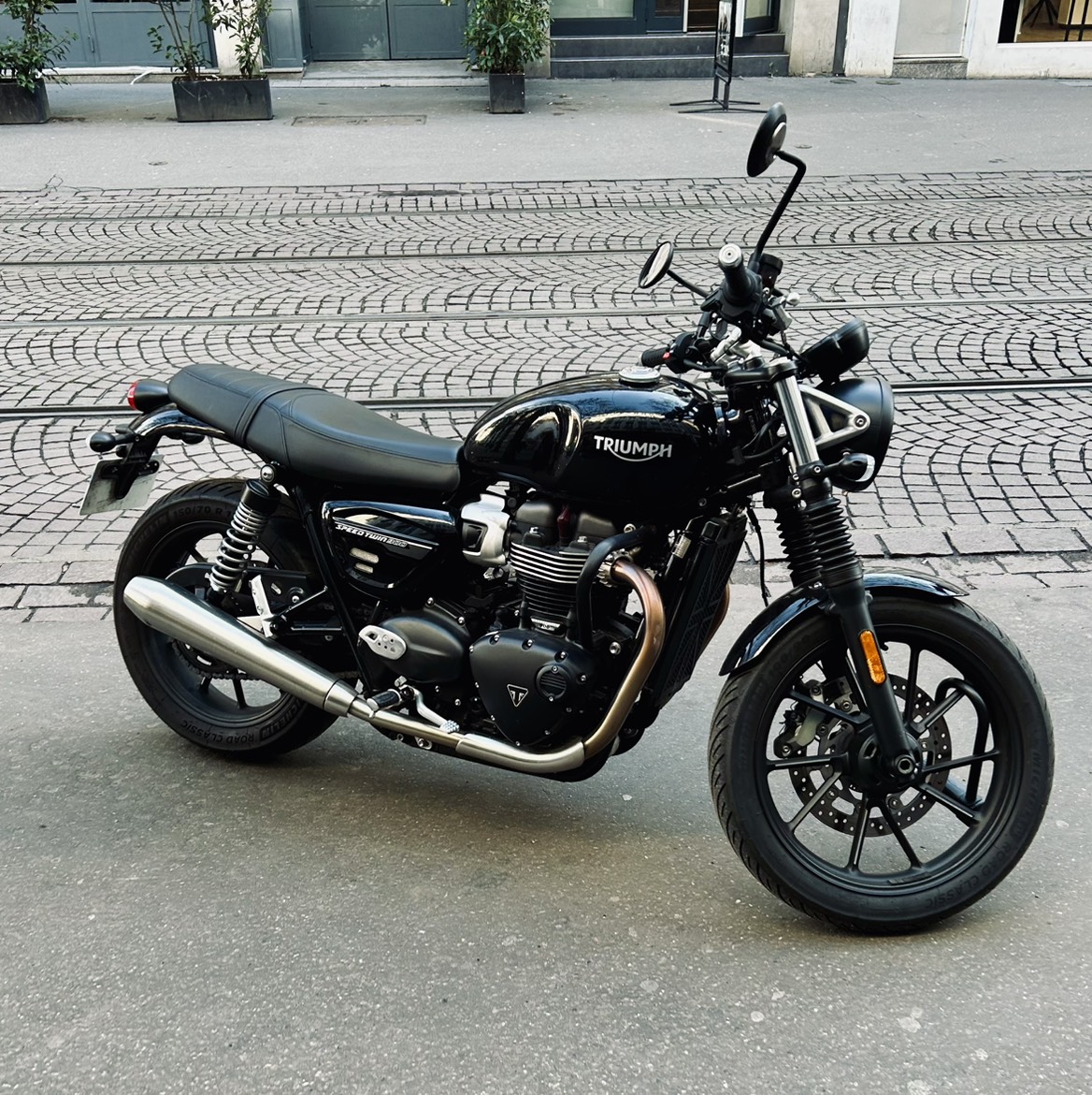 Moto Black Triumph